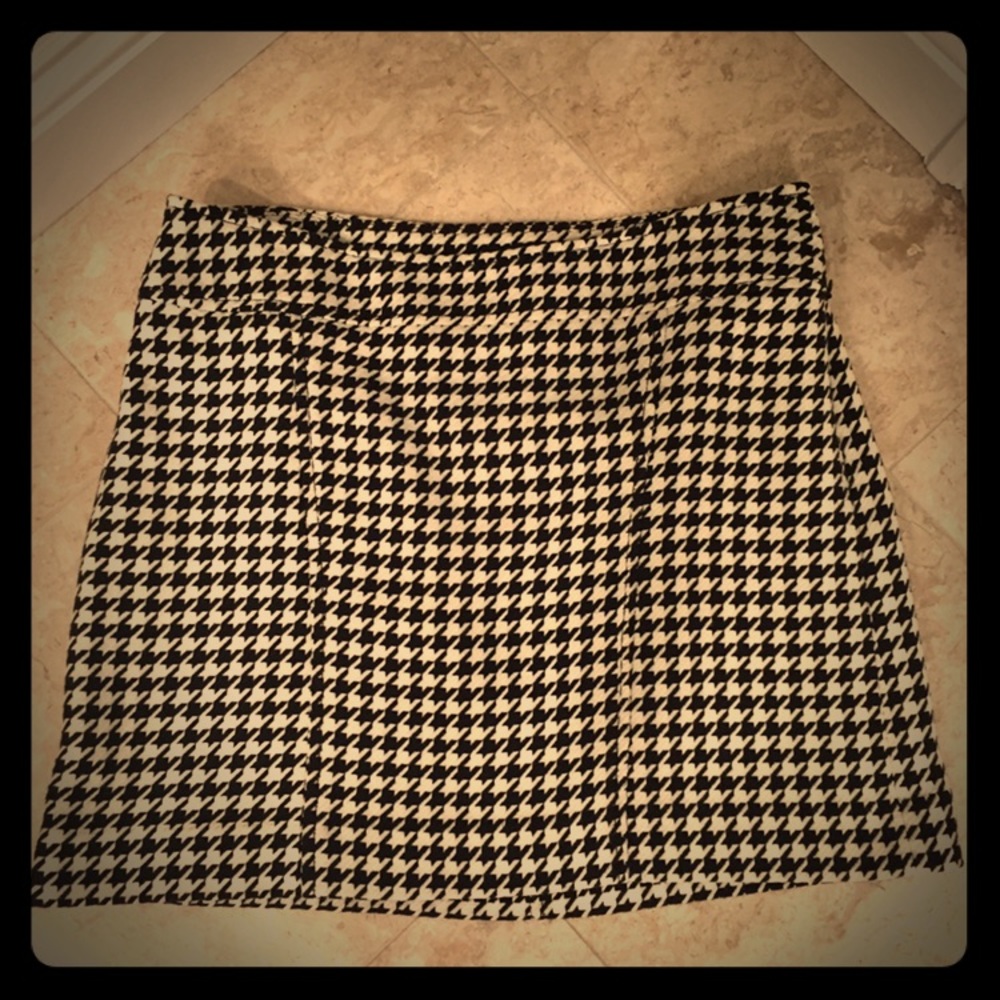 Cute houndstooth mini skirt
